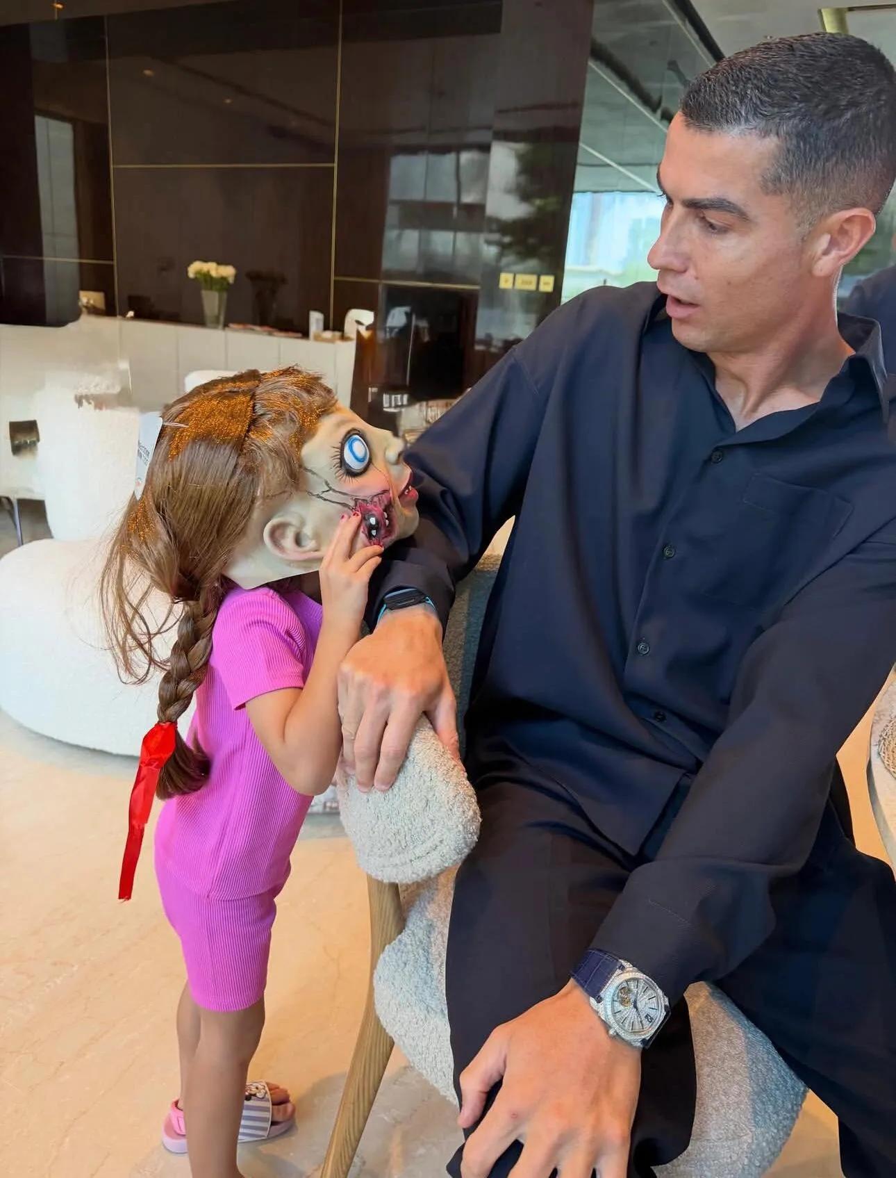 乔治娜又炫富，alo限量包上挂着labubu，她躺在私人飞机的大床上