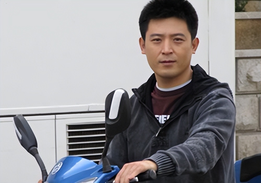 明着吃软饭?多次上春晚竟然全是老婆的功劳,结婚多年被拿捏死