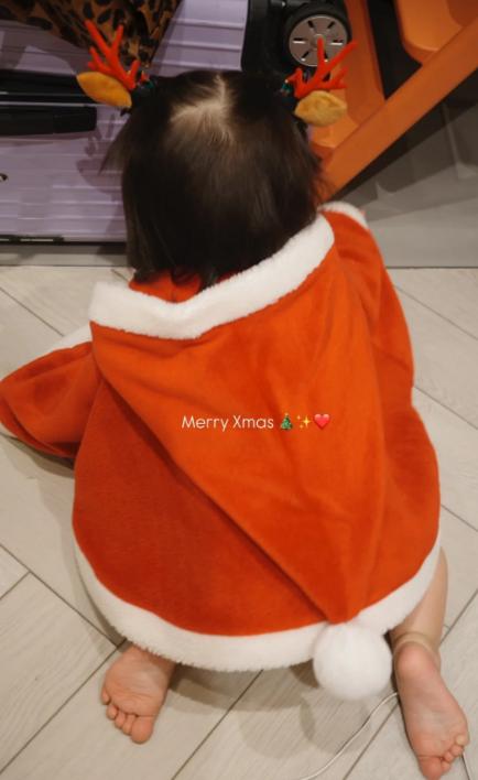 鬼鬼晒母女合照！1岁女儿高鼻梁大眼睛像混血，未婚当妈依旧幸福