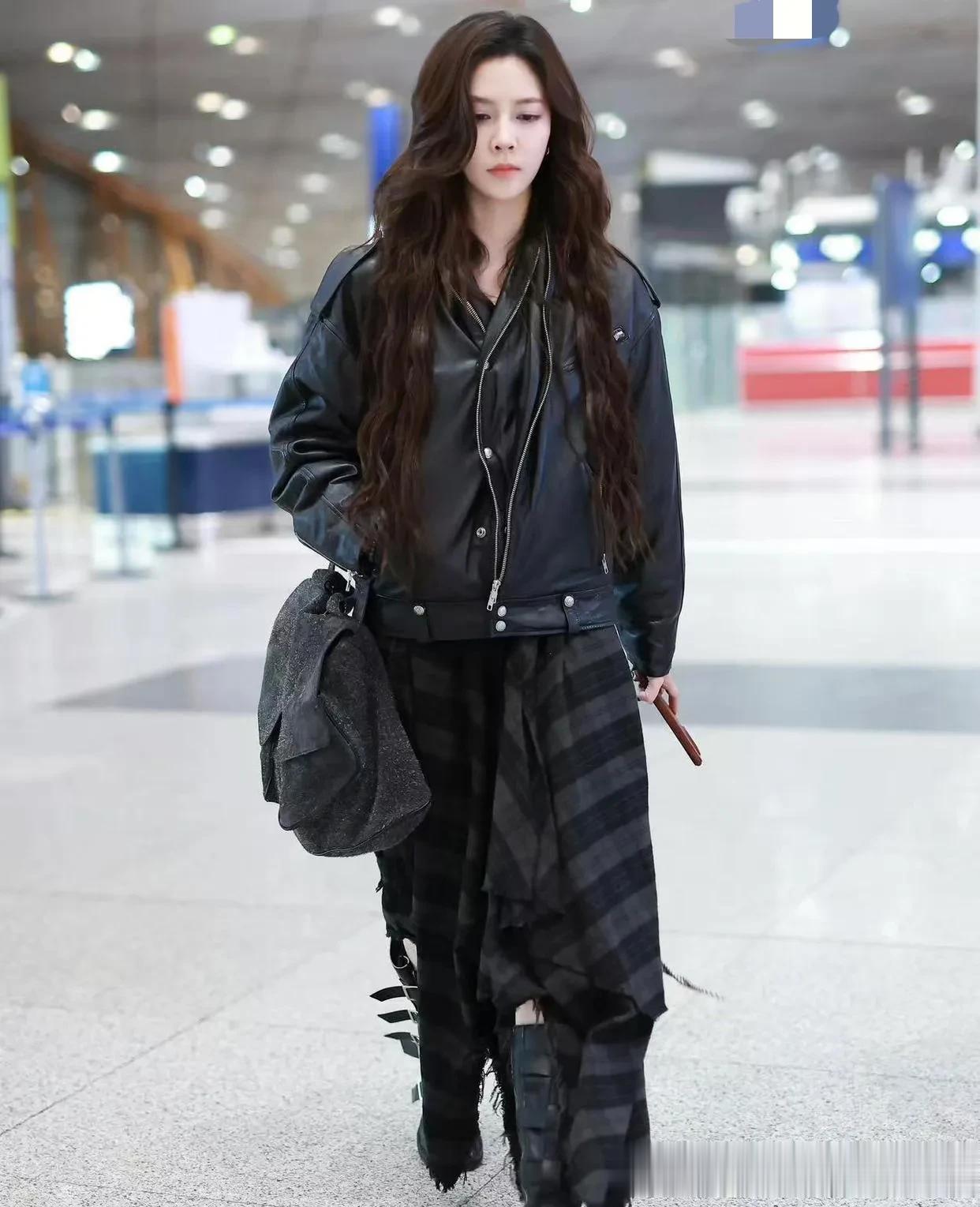 宋妍霏机场私服真时髦！黑色皮衣+格纹半裙+靴子，洋气又高级