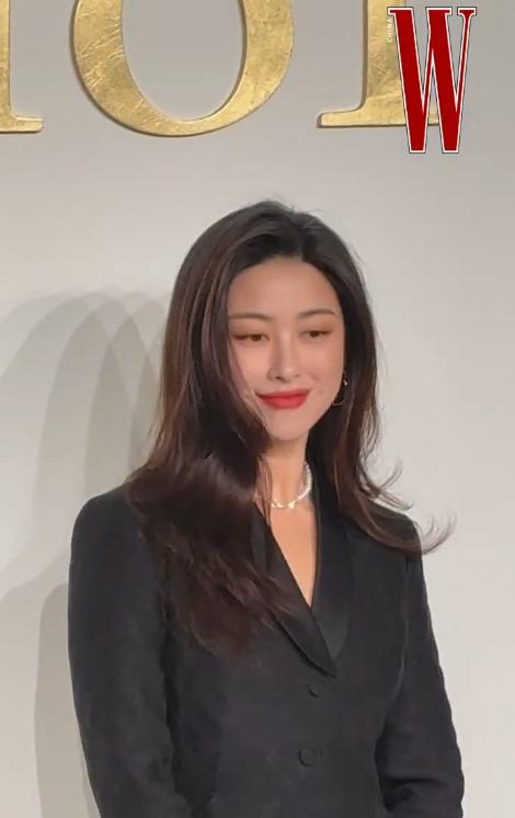 恭喜朱珠搬离老破小!和老公在豪宅做牛排请客,家里穿短袖超暖和