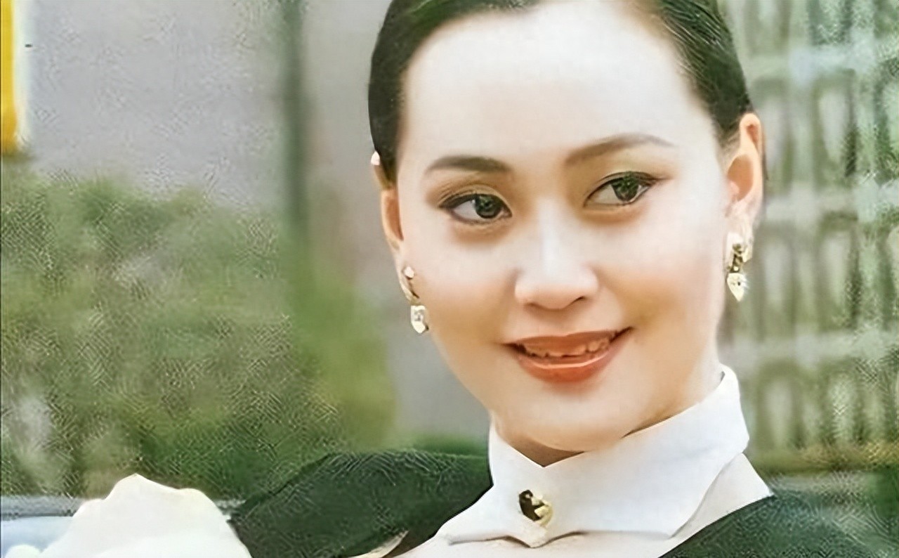 抛弃重病丈夫，甩掉著名导演，55岁再嫁比利时豪门的她现状怎样了