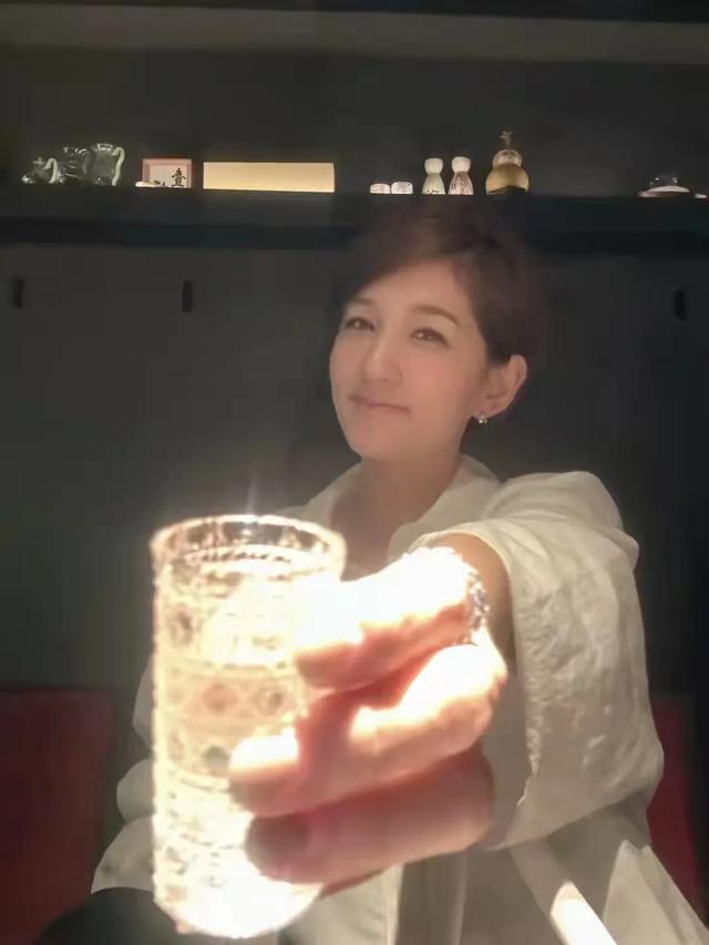 59岁吴大维与爱妻浪漫约会!白T恤减龄如小伙,结婚八年仍似热恋