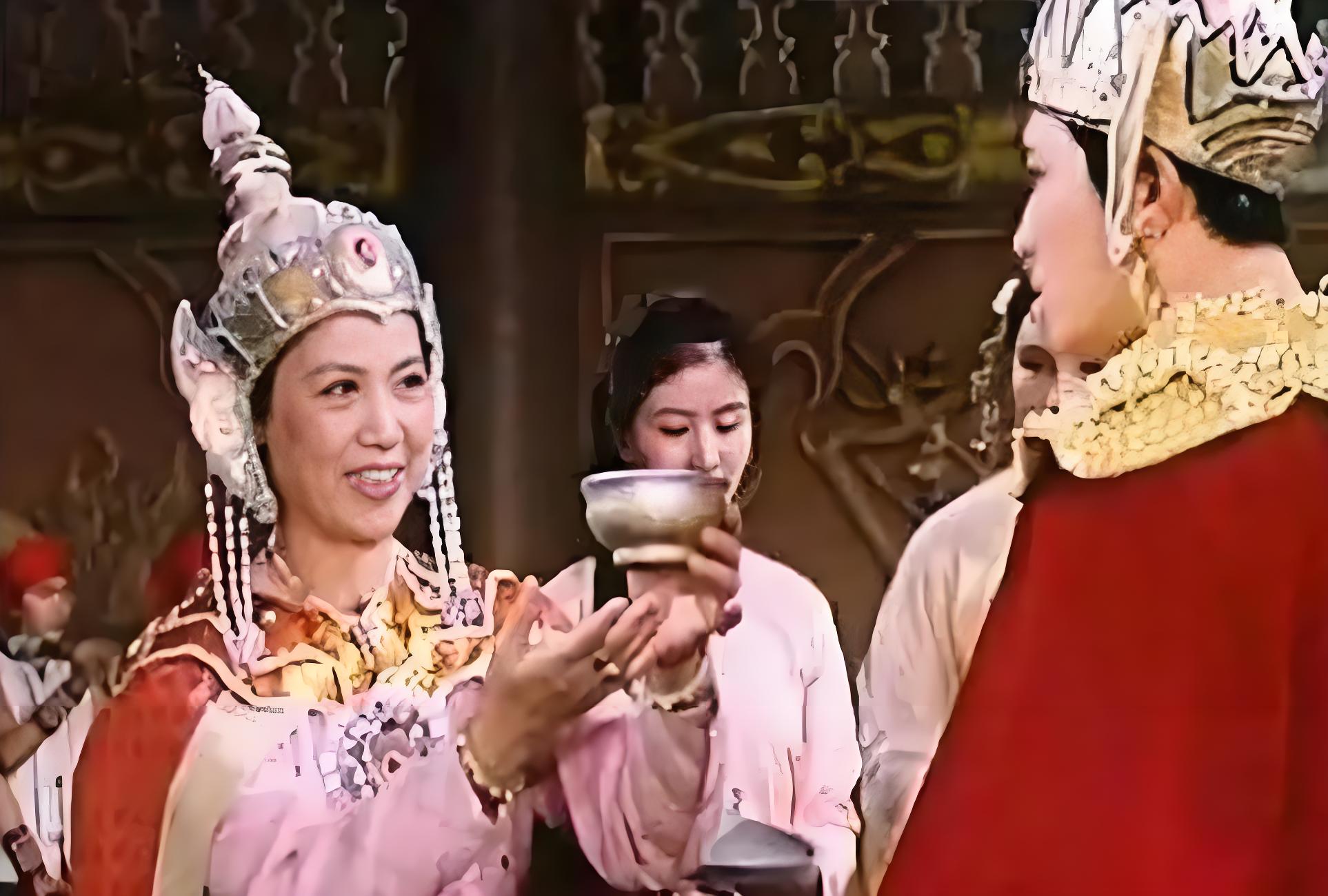 女星秦文：是秦怡的胞妹，没与姐姐反目，曾反对女儿与汪嘉伟离婚