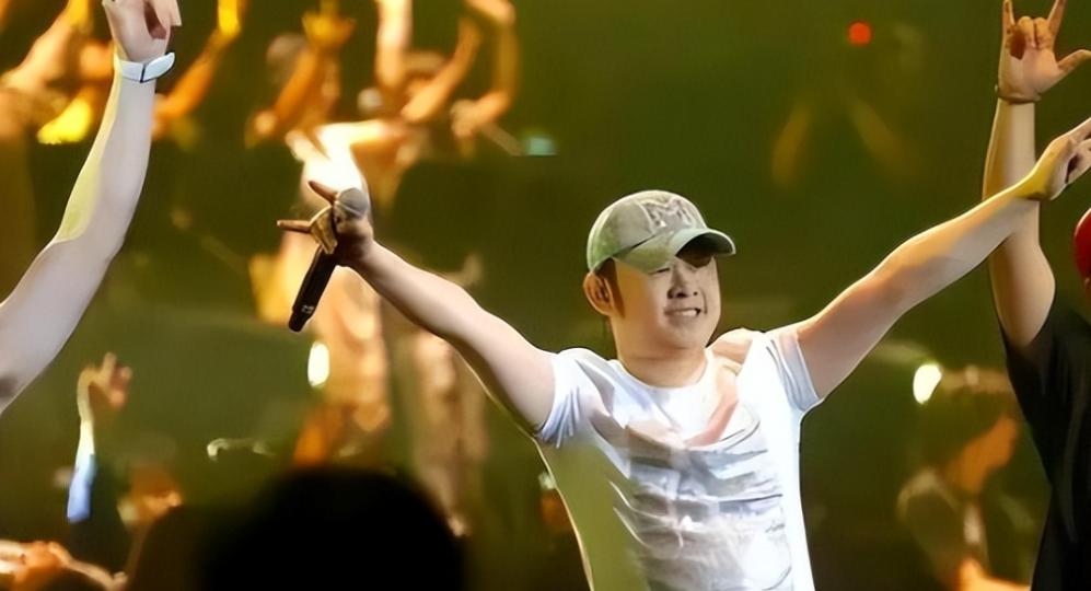 官媒发文,揭开刀郎真实处境,难怪他哽咽落泪,突然理解了云朵