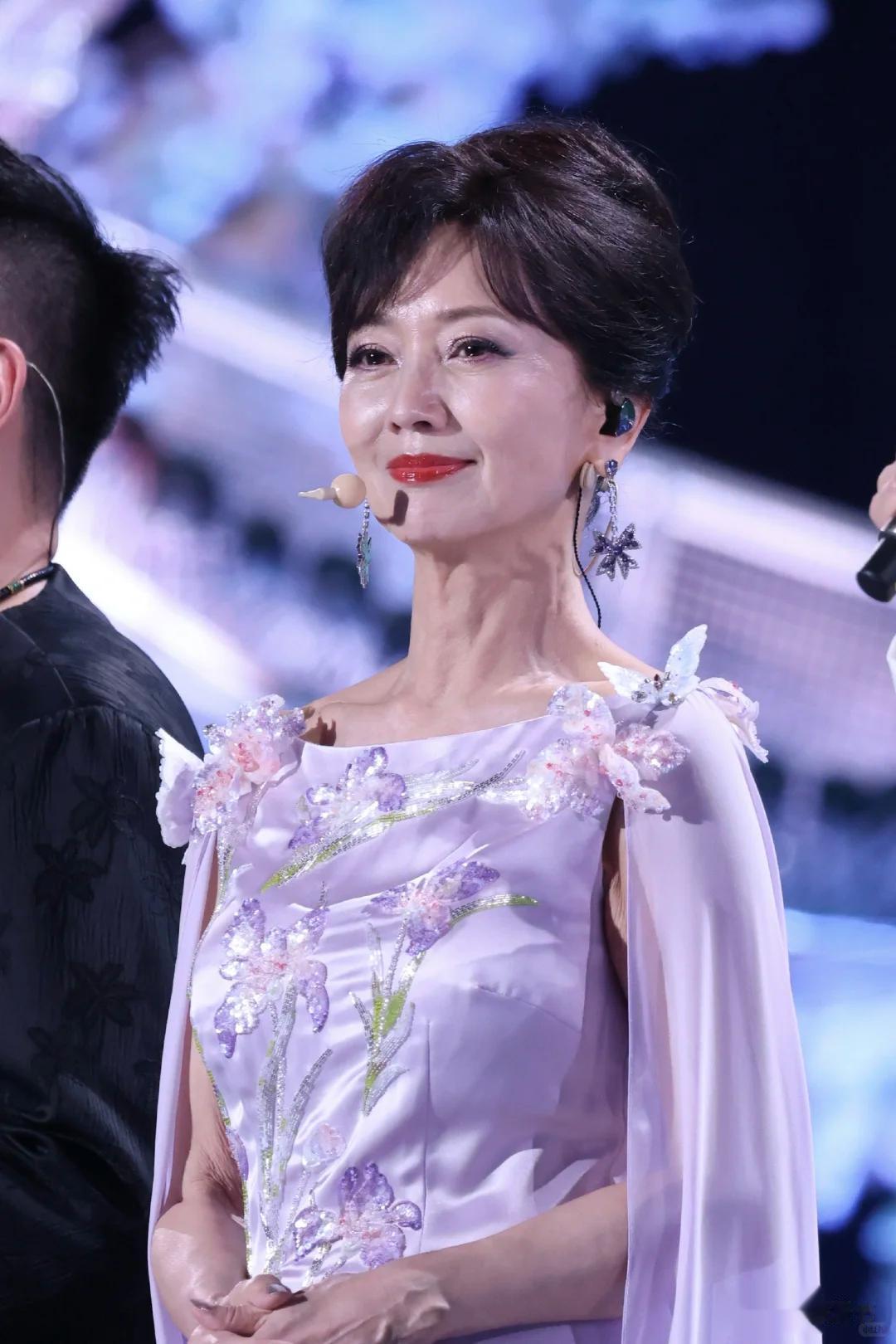 越来越不对劲!72岁赵雅芝和年轻人斗舞不在话下,与李连杰有一拼