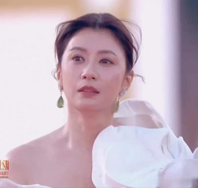 金鸡奖红毯太精彩!钟楚曦穿粉色被嘲上春山,辛芷蕾被冻得直点头