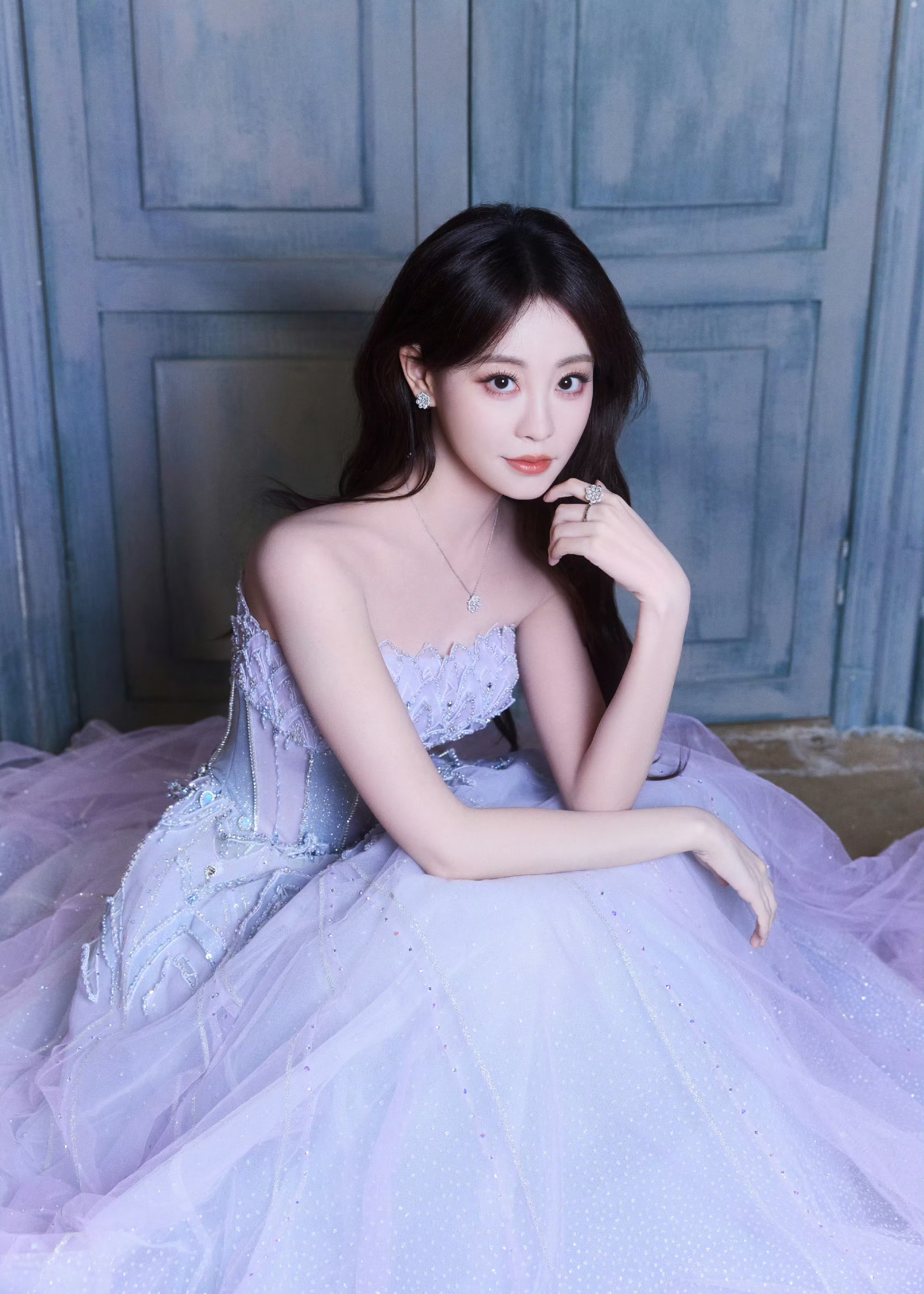 祝绪丹紫蓝纱裙美成星河，私服随性甜妹范儿十足！