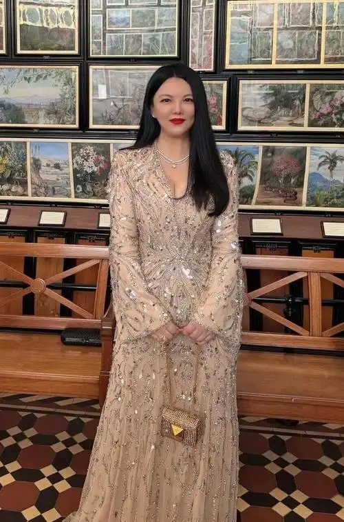 李湘风波再升级！家庭背景被扒了个底朝天，原来何炅当年的话没错