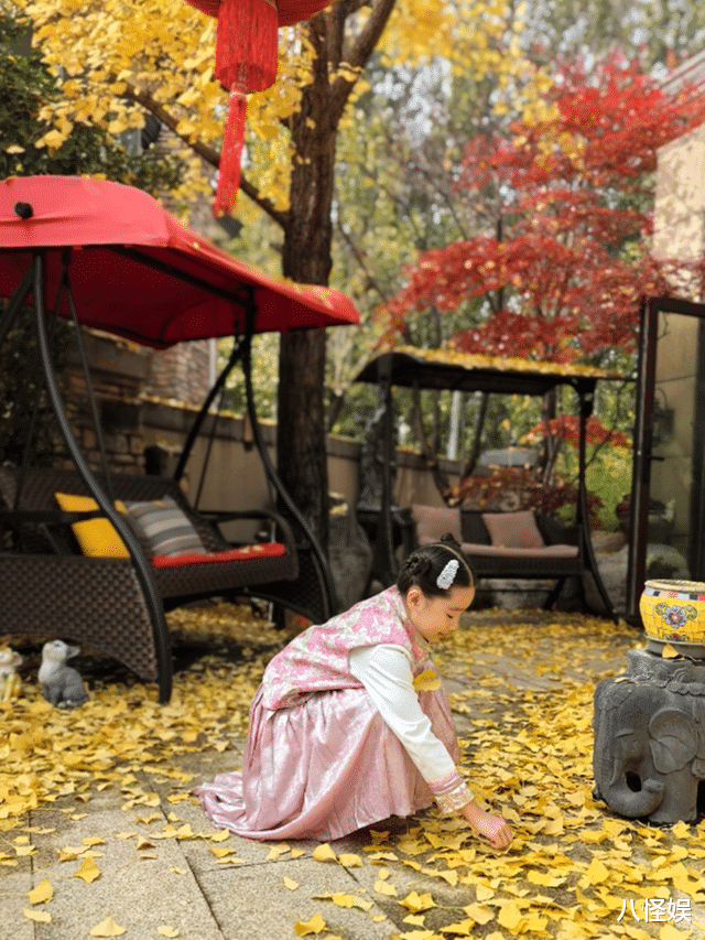 赵文卓妻女北京别墅赏秋，院里满是落叶，仨子女只有小女儿留身边