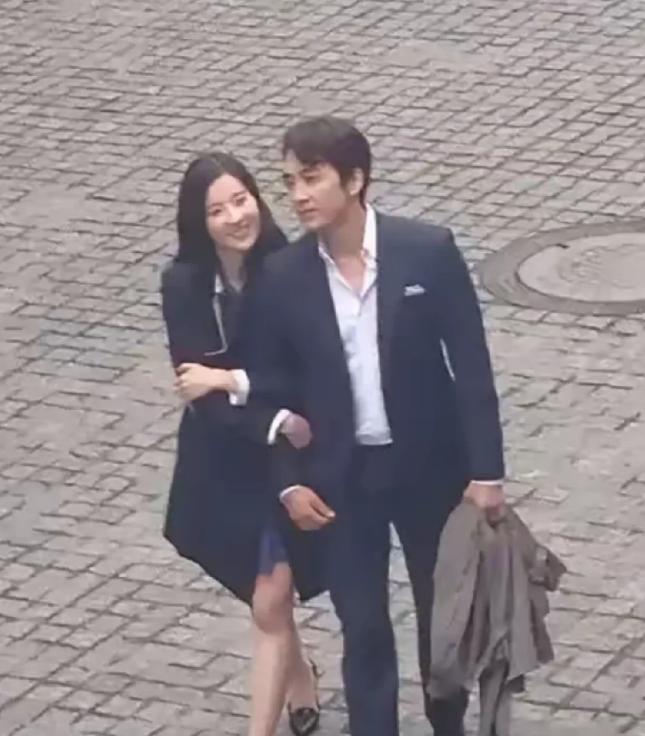 刘亦菲近况曝光,生图眼肿脸煞白沧桑,拿6W包现身舞剧瘦成皮包骨