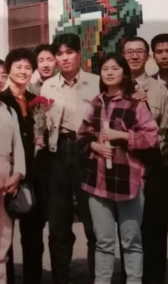 56岁高晓松与高中女友罕见同框！37年后再聚首，网友：像两代人?