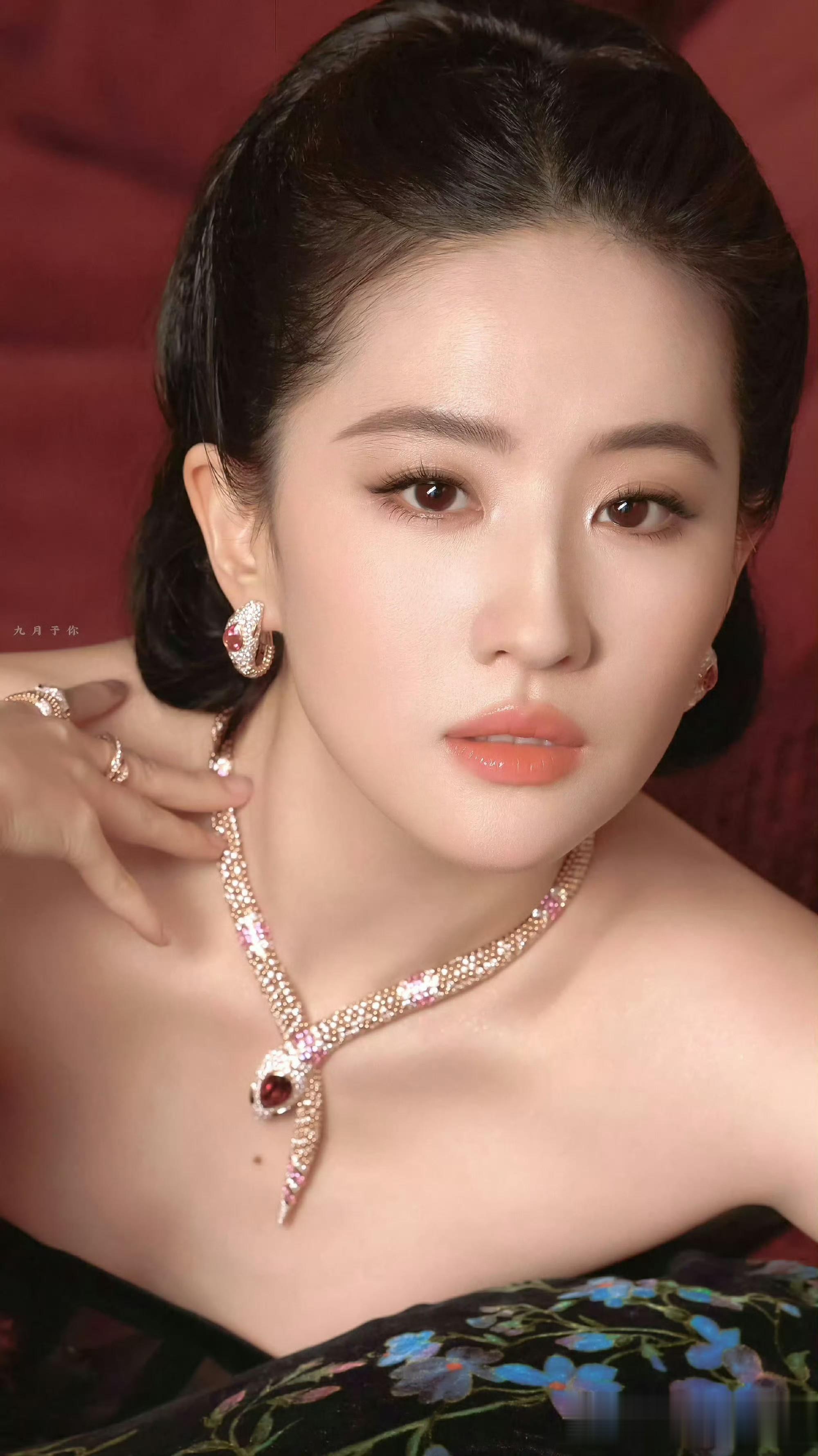 刘亦菲华贵珠宝大片：复古裙装与蛇形钻饰碰撞，尽显优雅贵气！