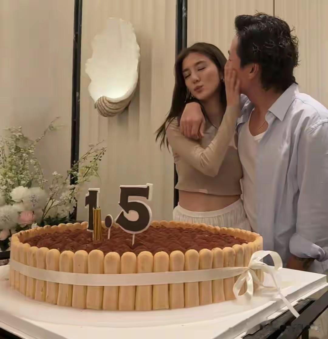 吴千语直播卖1.5亿，施伯雄当众撅嘴求亲反被推开