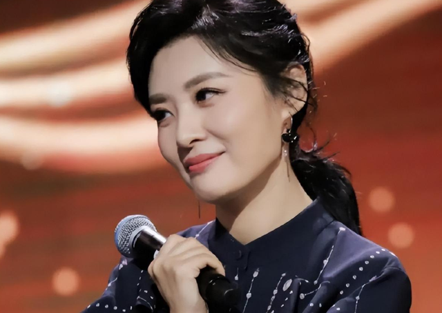 央视美女主持,成名后抛弃初恋丈夫转身嫁给富商,如今过得怎样了