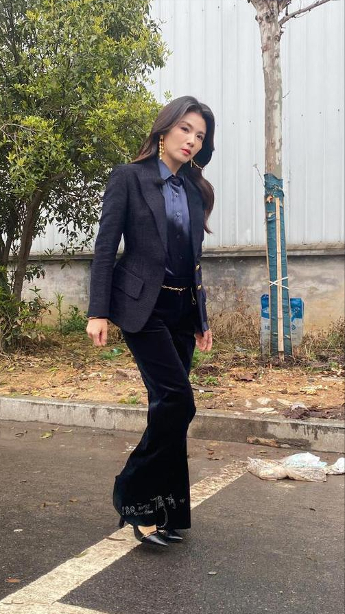 刘涛穿深蓝西装气场全开，网友：这才是中年女性该有的样子！