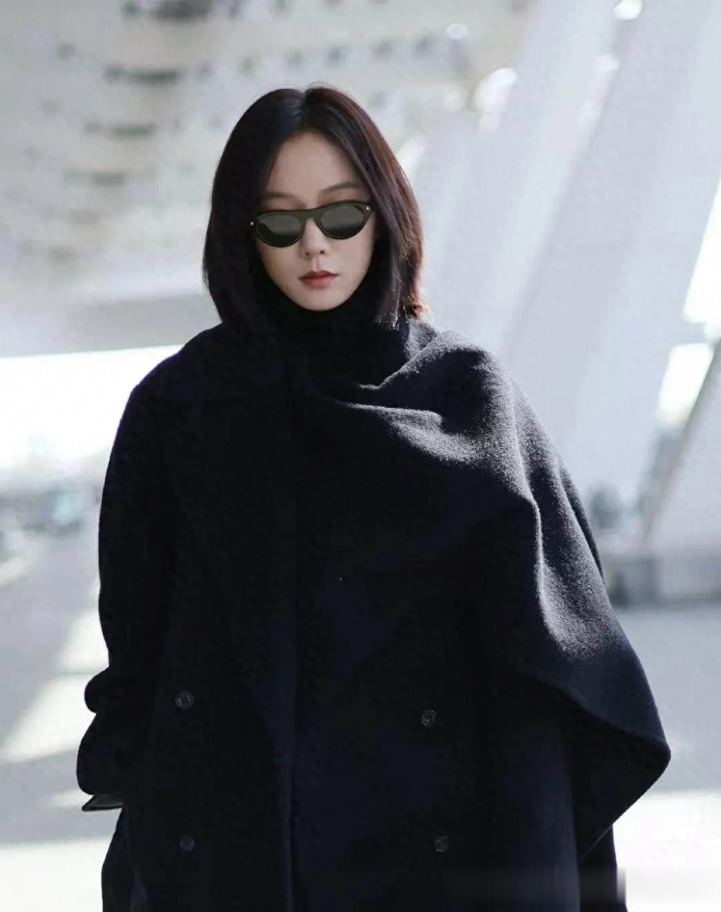 王珞丹机场私服才叫高级！穿黑色大衣+直筒裤，简约又大气！