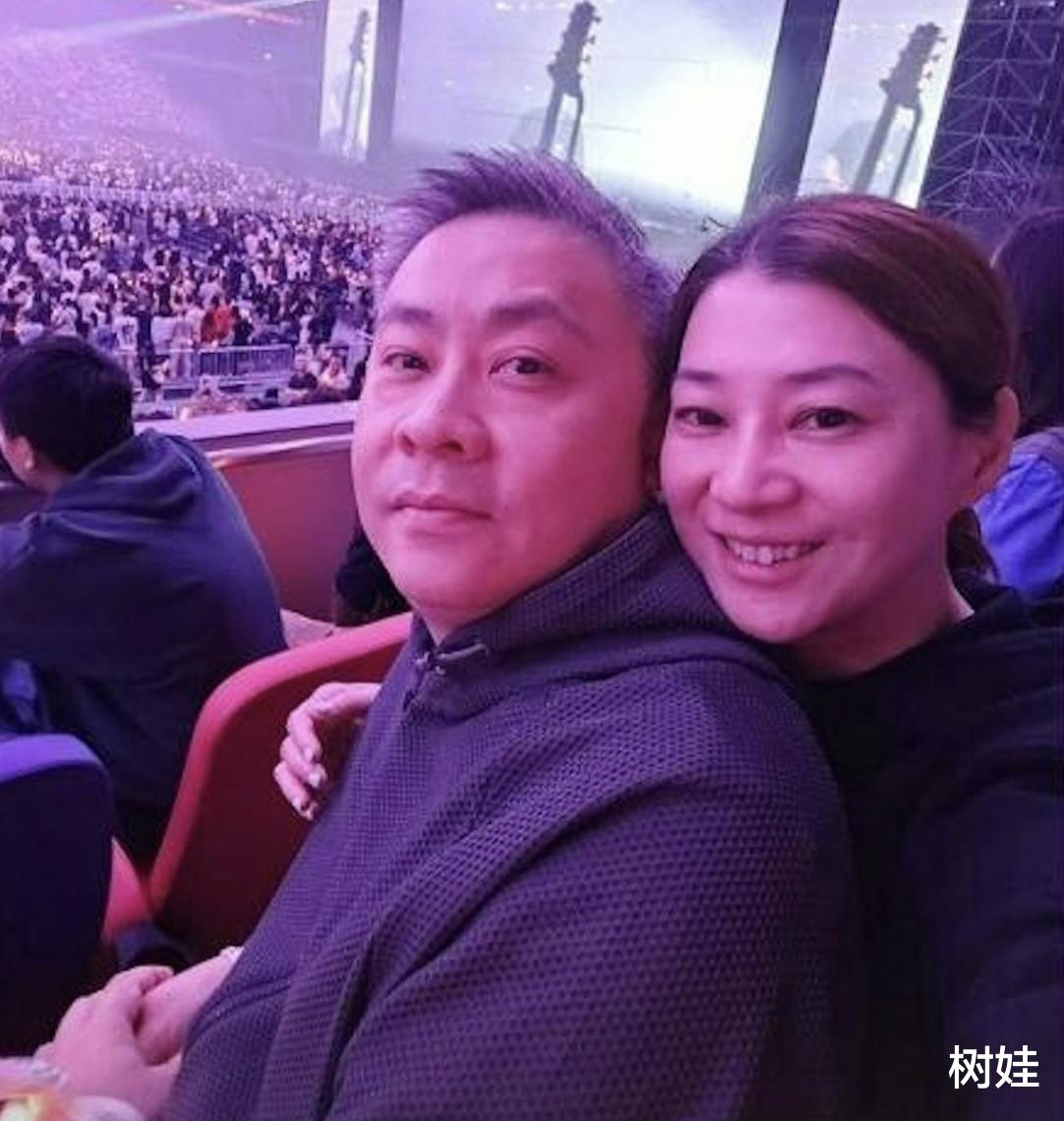 48岁港姐为小儿子庆生,丈夫罕露脸头发花白,携子嫁入豪门仍受宠