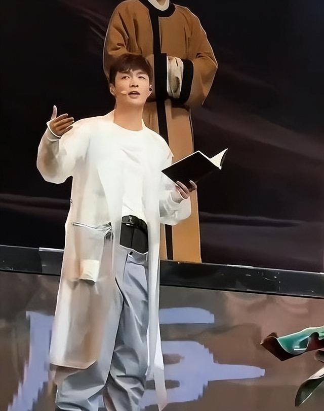 张艺兴南京话剧巡演裤子突掉 现场尴尬一幕曝光