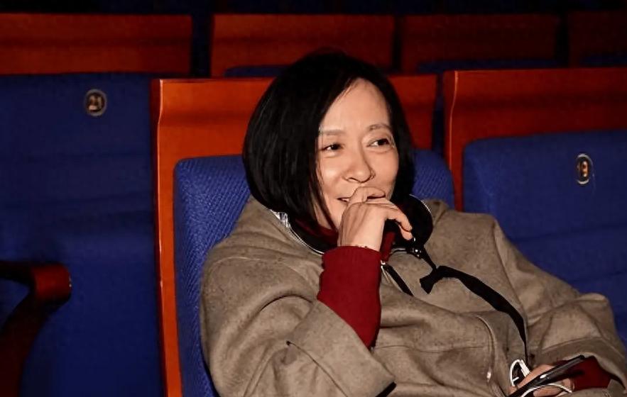 身价过亿坐拥北京一条街，陈道明得叫她姐，儿子是他骄傲更是心病