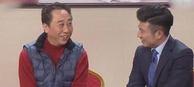 曝知名相声演员落魄卖草莓，曾退出德云社，如今路人合影得买两盒