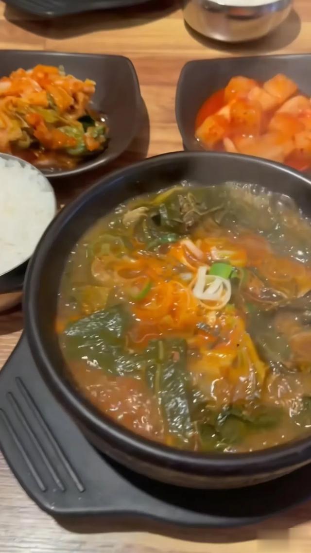 31岁乔欣看演唱会穿搭：背心+短裤+高跟鞋，高级显贵，婚后更美了