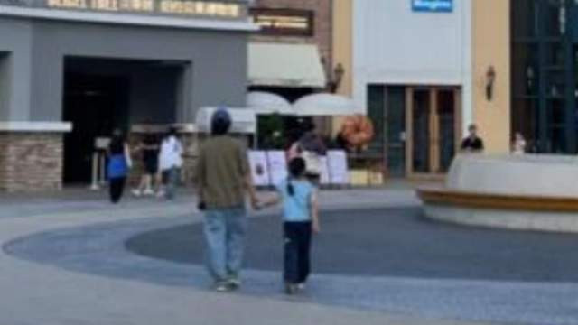 董子健和女儿牵手逛街，像牵着小孙怡，8岁大福五官像爸爸也不丑
