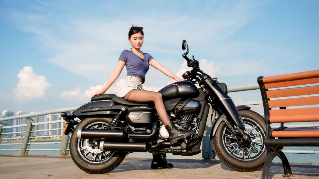 女骑出街,最新搭档:闪400,要好骑也要颜值