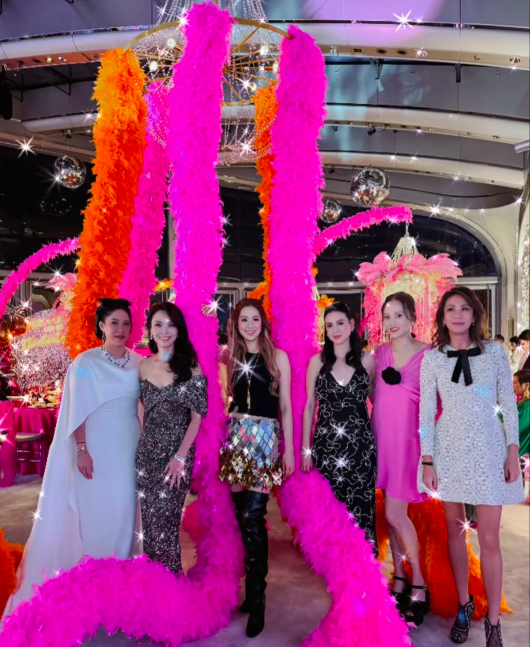 林恬儿出席徐子淇跨年派对，亲吻老公林正德脸颊，母女打扮闪亮