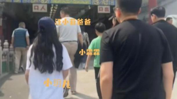 大S女儿逛北京花鸟市场，戴帽子心情愉悦，和弟弟互动很开心
