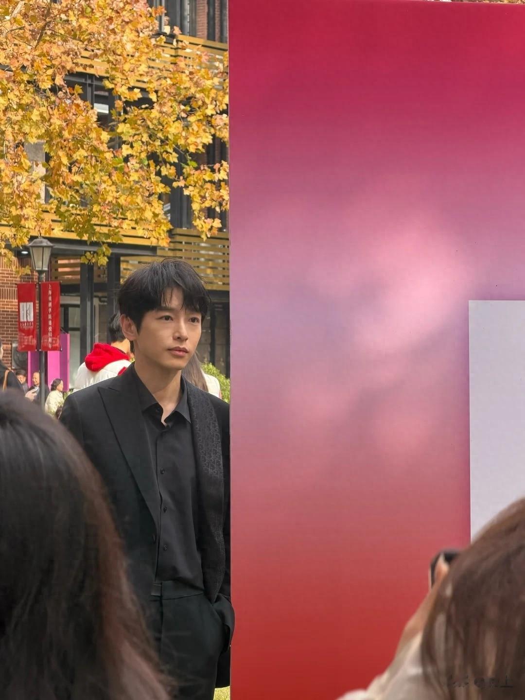 上戏80周年校庆，陈赫挽着杜江的胳膊走路，一脸娇羞，网友：好娘