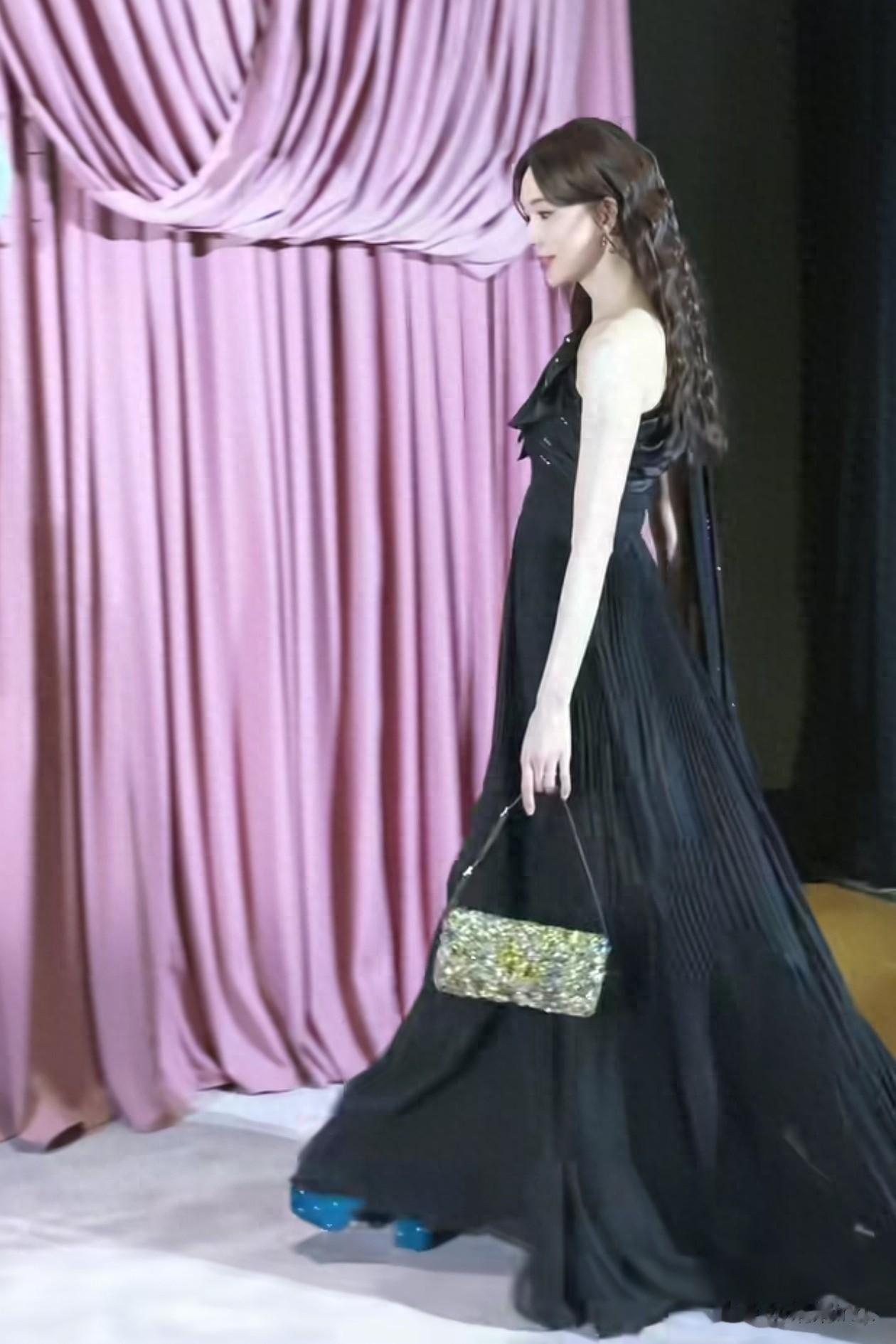 51岁林志玲活动穿搭：微卷发+黑色斜肩裙，少女感满满，不老女神