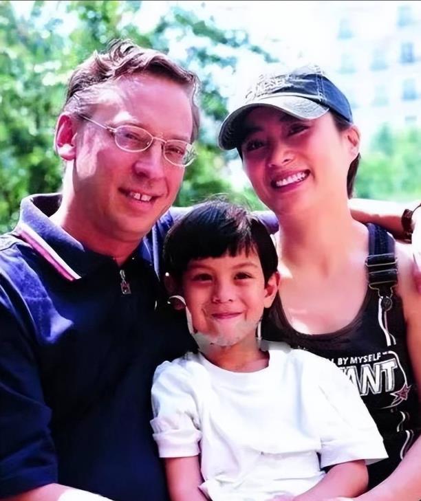 分居 18 年却坚称没离婚!62 岁的李玲玉容颜不再,混血儿子颜值逆天