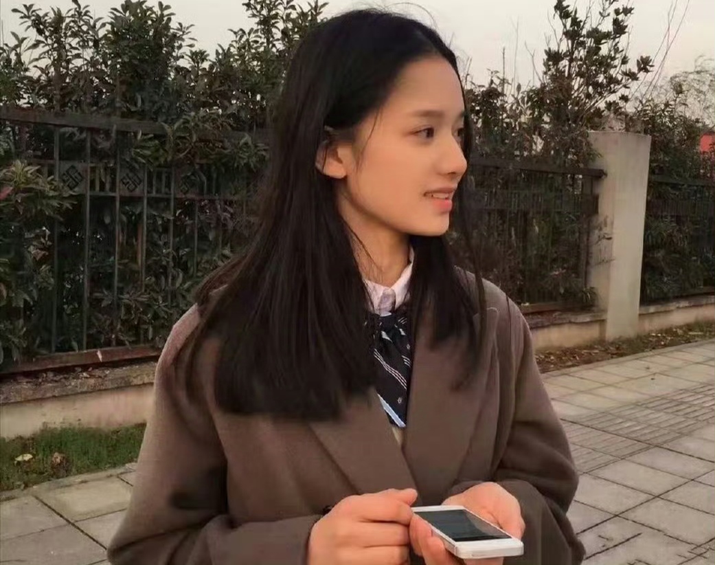 张婧仪高中旧照引爆热搜：素颜校花到地母系美人的蜕变密码
