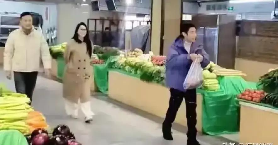撒贝宁伊能静突袭济南农贸市场,小撒菜场唠嗑,伊能静美成风景线