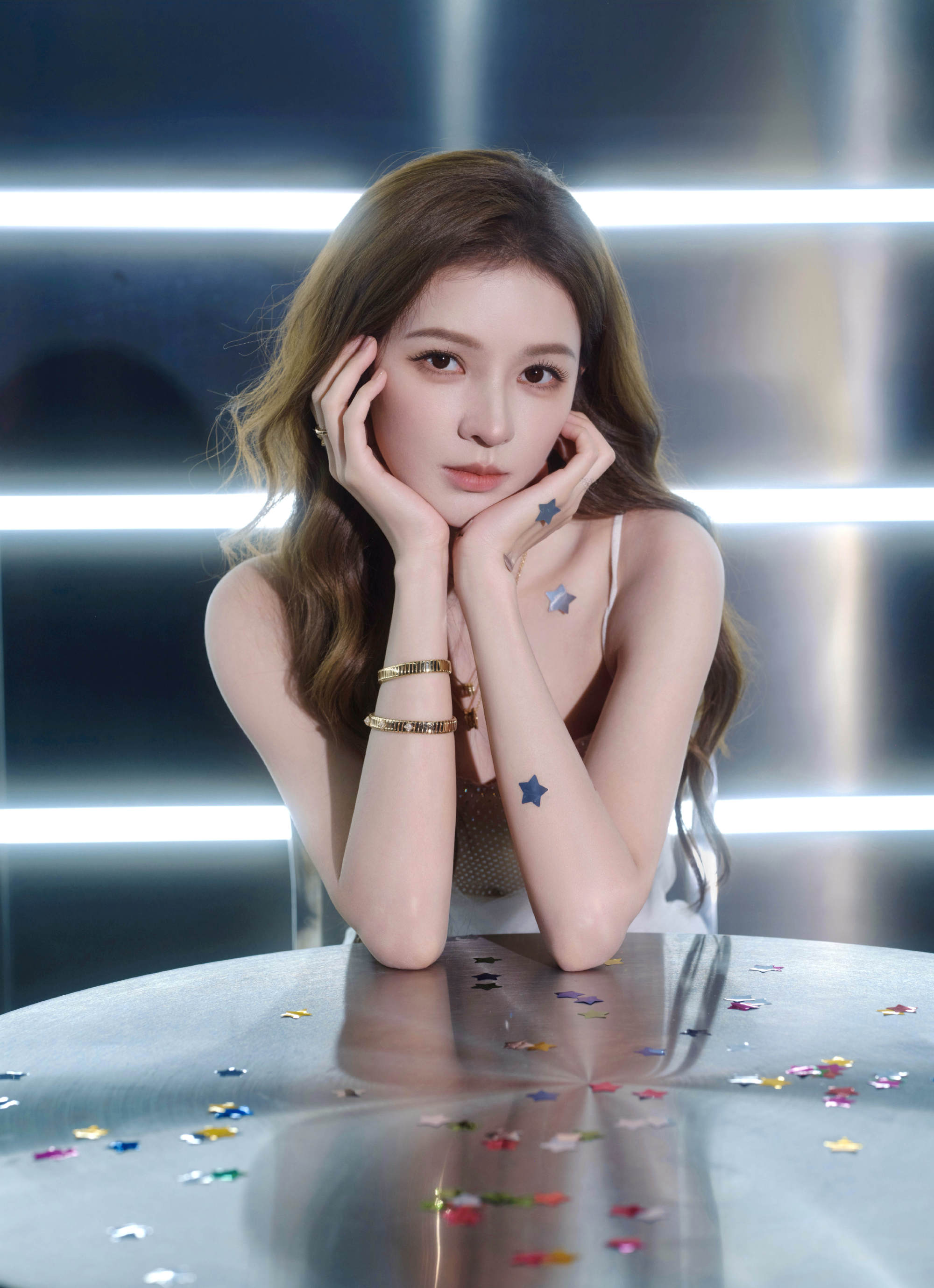 张予曦银色抹胸连衣裙，身材真好