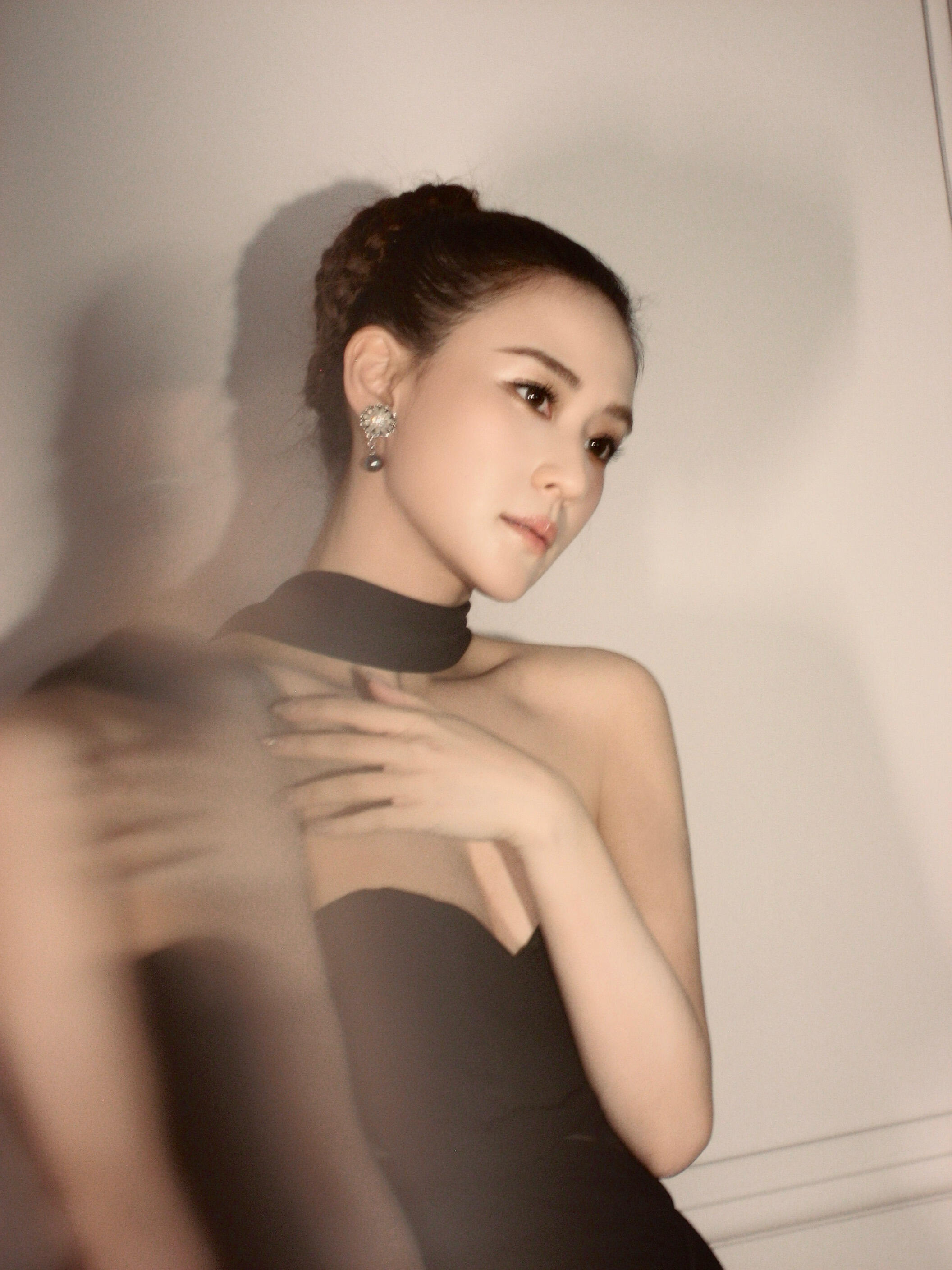 大小姐何超莲黑色抹胸裙写真，气质冷艳绝美