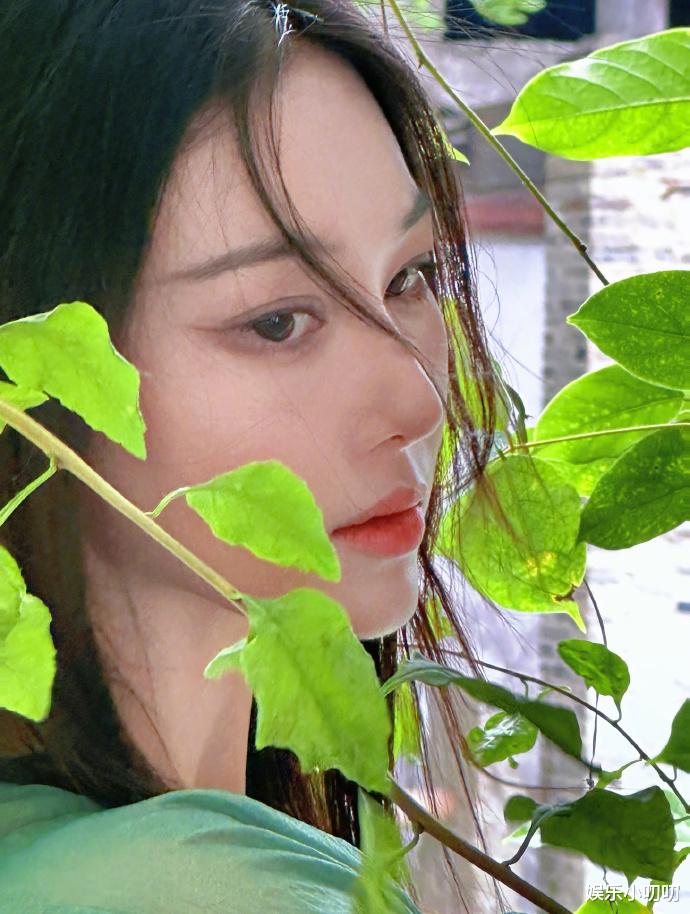 绝绝子!张馨予绿色素衣大片,轻松演绎古典魅力