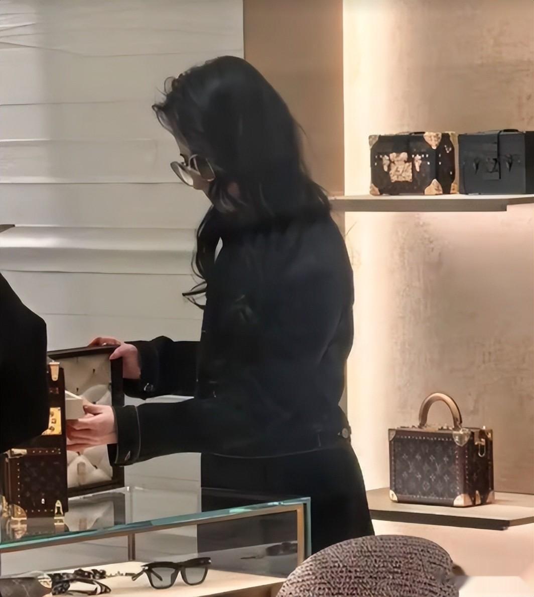 刘亦菲LV购物被偶遇！腰臀丰腴不少变性感，长发及腰气质似大学生