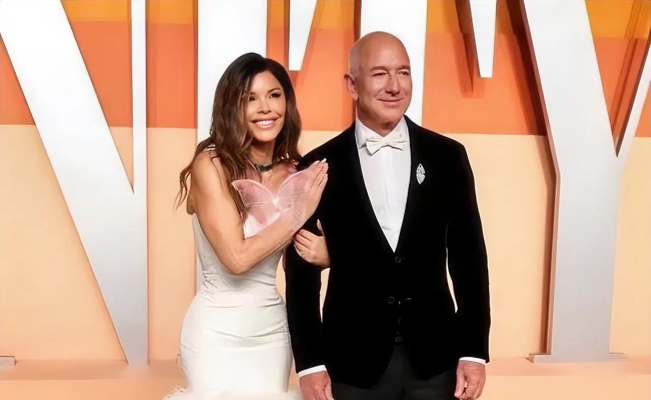 贝佐斯与桑切斯奥斯卡派对现身，肢体语言透露关系生变？