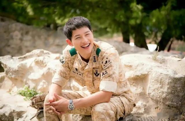 北爱尔兰偶遇宋仲基，44岁素颜似路人，网友看起来比他更像明星