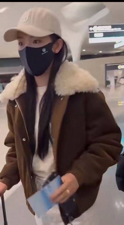 陈丽君穿毛绒领外套配棒球帽,清冷又精致,颜值气质双在线