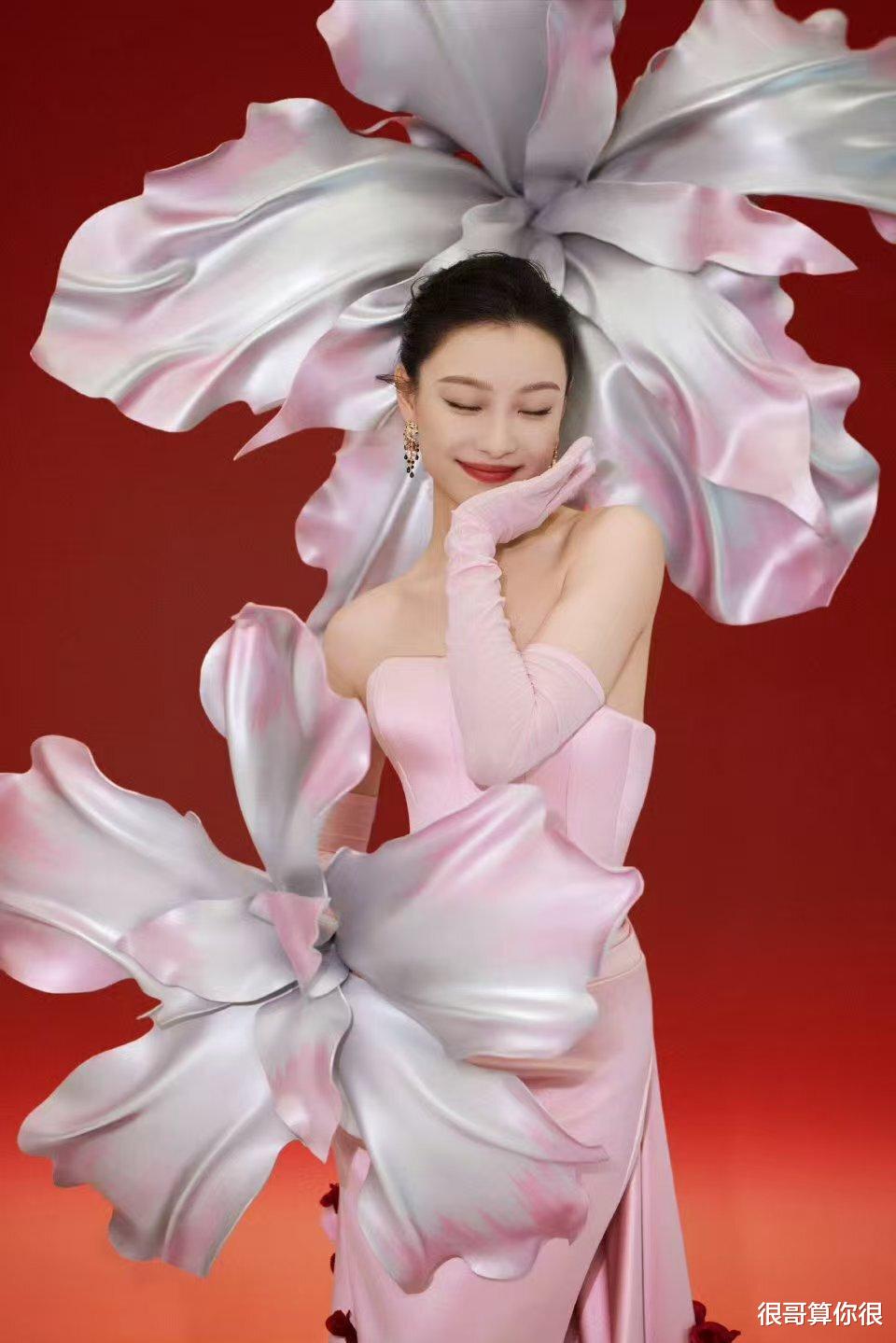 倪妮亮相上影节红毯,玫瑰礼服打破审美困局,赞誉与争议并存