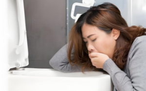 因不想喝中药顶撞婆婆被扇耳光，杭州女子离婚前一顿道歉饭，老公却中毒倒地！