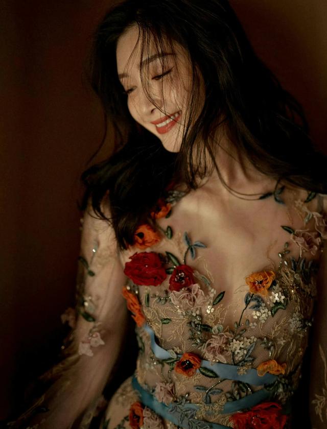 江疏影红唇氛围感，体态迷人