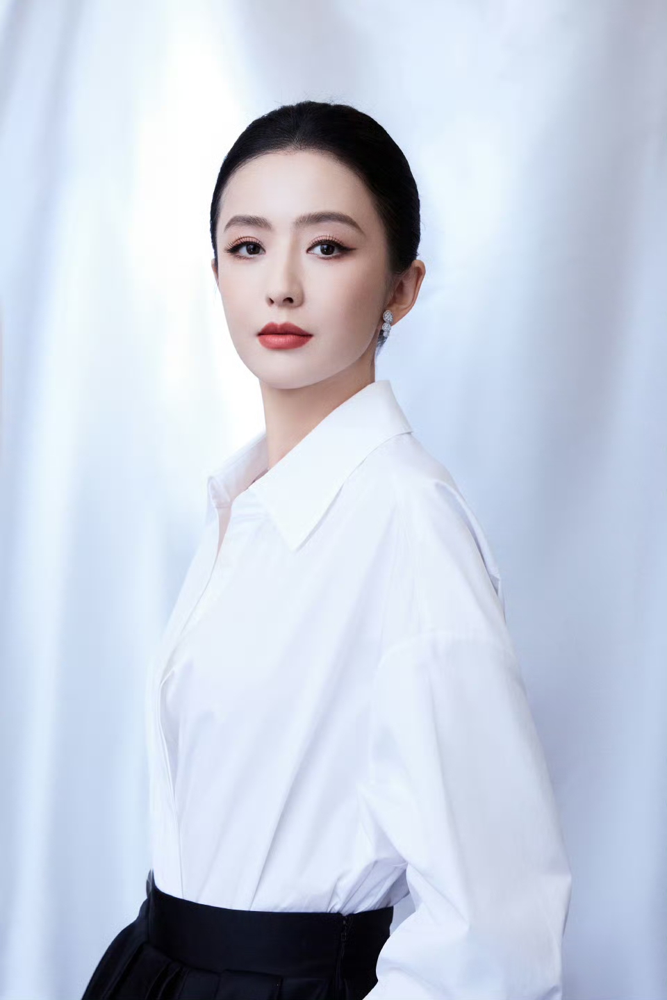 佟丽娅阿姨私房写真，这骨相绝美呀