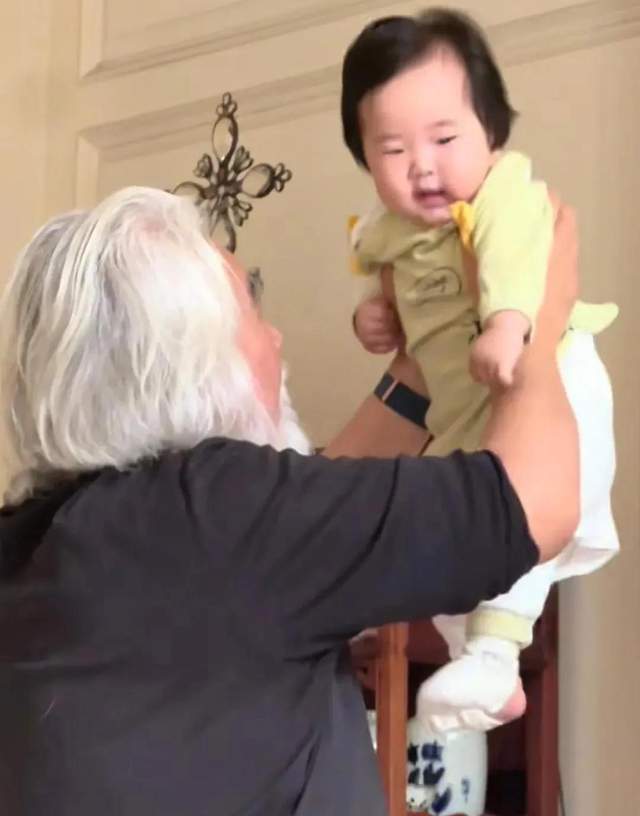 74岁张纪中游乐场训哭娇妻！背娃累瘫烈日下，网友：命硬也顶不住