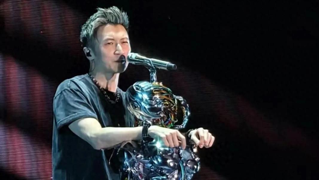 谢霆锋唱《玉蝴蝶》时泪洒舞台！演唱会刚结束，港媒爆料王菲已悄然抵港