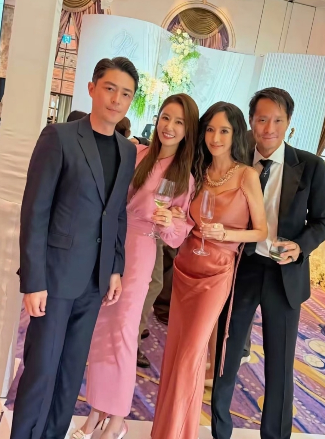 林心如夫妇冬至和好友聚餐，两口子素颜像30岁，霍建华微醺喝红脸