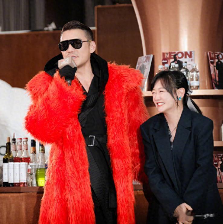 胡兵薛佳凝粉红女郎20年后同框，一个脸僵全是褶，一个白胡子发嗲